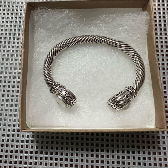 Beautiful silver tone bangle - Picture 2 of 7